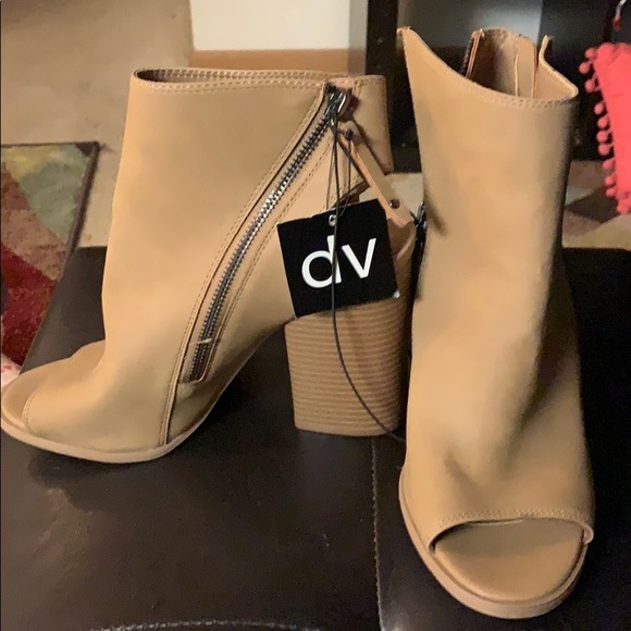 DV by Dolce Vita Shoes - New Taupe block heel boots booties size 9 1/2